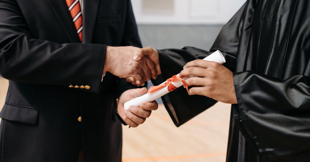 Transitioning from student to R&D technician is no small feat. It often involves starting with internships or laboratory assignments, then progressing to more technical responsibilities. The first step is to familiarize yourself with specific equipment and experimental protocols. At Safean or Thales, for example, this means handling sensors, performing fatigue tests, or testing new materials.