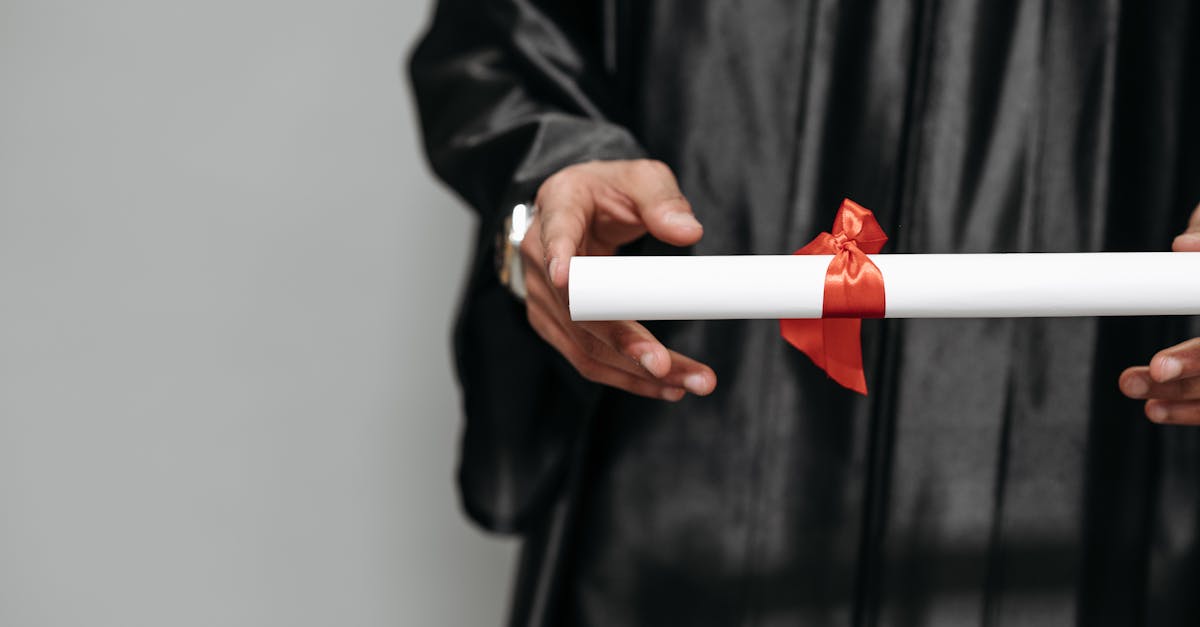 A good tip is to prepare answers for unusual or technical questions, such as the use of numerical simulations in a specific project or managing regulatory constraints. Taking the time to practice, especially with a friend or mentor, can make all the difference. Practice also allows you to refine your arguments and be more convincing during the meeting.