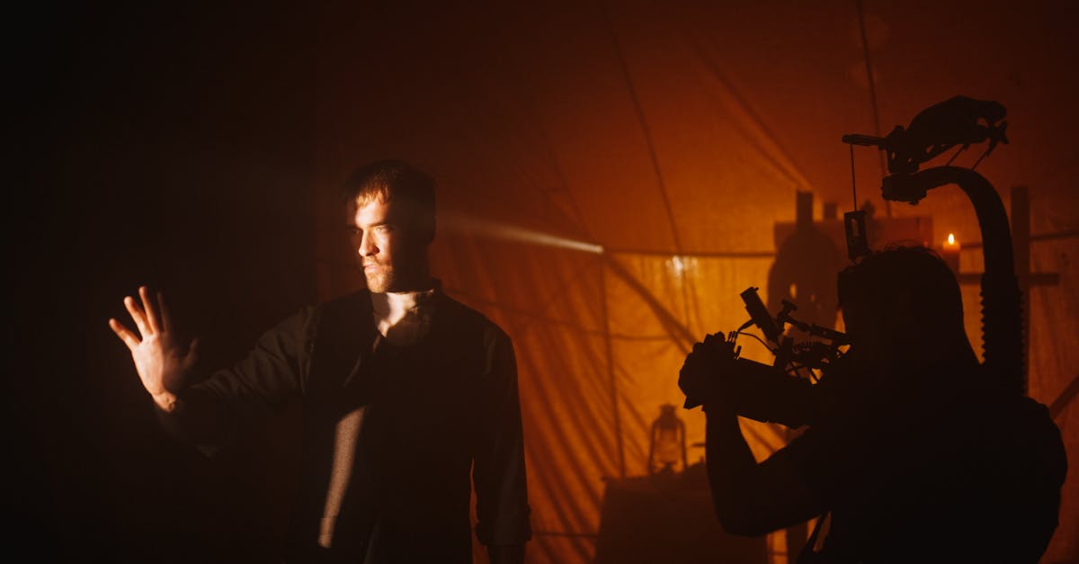 Костюм часто считается основным средством идентификации персонажа, но это далеко не всё. Арт-директор рассматривает его как важнейший инструмент для усиления эстетической целостности и передачи скрытых посланий. Взять, к примеру, «Игру престолов». У каждого дома есть свой дресс-код, цвета и узоры, отражающие происхождение, статус и лояльность. Красный цвет Таргариенов или серый Старков выбраны не случайно: они рассказывают историю без слов. Это позволяет зрителям мгновенно узнавать каждый клан и его связь с окружающей средой или повествованием. Та же идея применима и к современному кино, где костюм должен отражать личность, эпоху или социальный контекст. Изящество заключается в согласованности одежды с остальными элементами декора. Арт-директор следит за тем, чтобы каждая деталь, от ткани до аксессуаров, служила повествованию. Важно не только эстетическое удовольствие, но и релевантность. Сила костюма в том, что он мгновенно рассказывает историю, поддерживая визуальное единство проекта. Хороший костюм может стать культовым, как плащ Индианы Джонса или платье Скарлетт О’Хара в «Унесённых ветром». Одним словом, согласованность костюмов и визуального пространства — краеугольный камень успеха повествования.