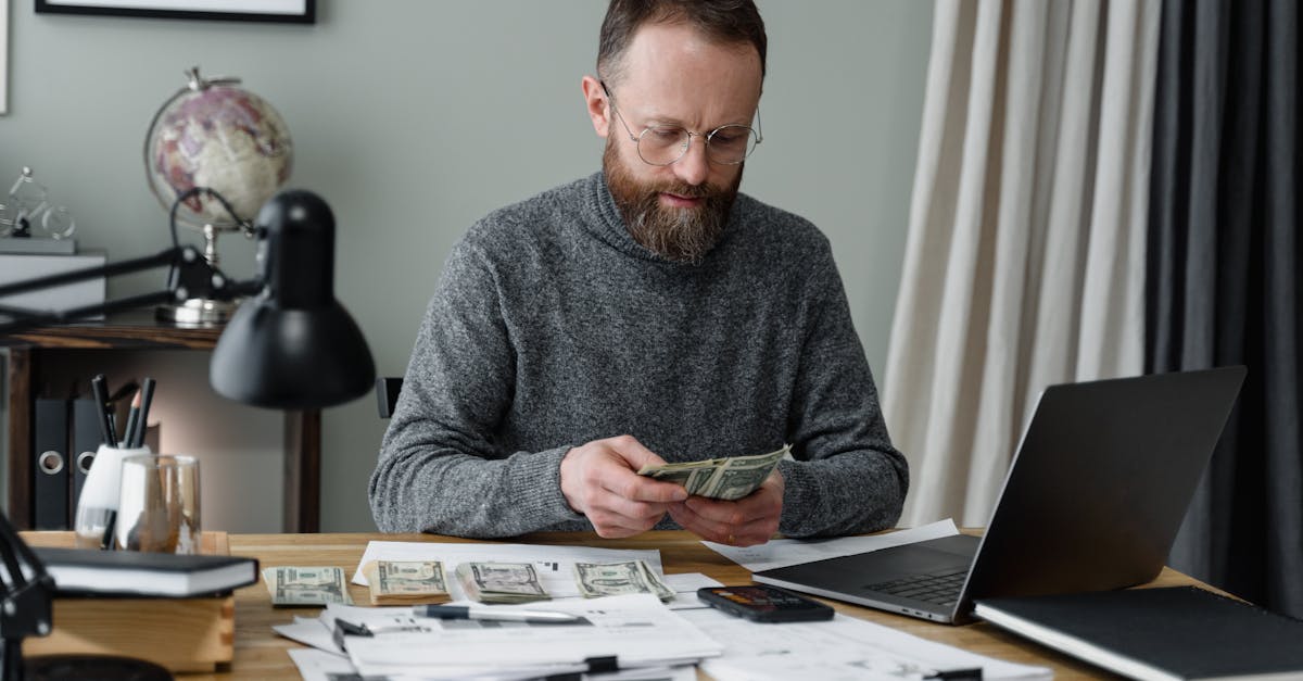 Para quienes sueñan con alcanzar puestos de nivel medio-alto, un máster es esencial. Abre las puertas a puestos como gestor de patrimonios, director de sucursal o analista financiero. El sector bancario en 2025 valora enormemente estas titulaciones, especialmente en una economía en rápida evolución donde la digitalización es cada vez más predominante. Las escuelas de negocios y universidades ofrecen másteres especializados en banca, gestión de riesgos y finanzas de mercado. Un MBA, por su parte, representa el paso definitivo hacia la excelencia en la gestión y el liderazgo empresarial. Muchos graduados de BTS Banking también eligen opciones como un máster en Seguros, Banca o Finanzas. Estos programas proporcionan acceso a una sólida red de profesionales, un activo esencial para progresar en un sector competitivo y exigente. Considere también la posibilidad de combinar experiencia y titulación en su carrera.