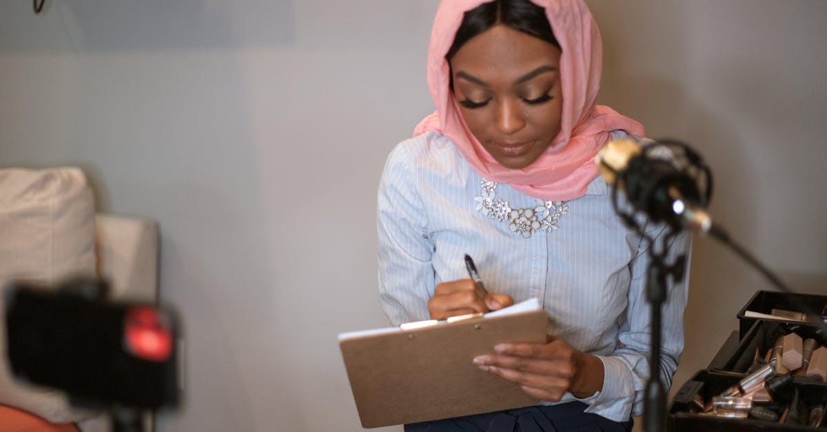 Начало подготовки без четкой стратегии может быстро обернуться кошмаром. Во-первых, избегайте прокрастинации: откладывание повторения материала может привести к неуправляемому стрессу по мере приближения экзамена. Во-вторых, распространённой ошибкой является чрезмерная концентрация на теории без практики в лаборатории. Освоение аналитических методов и умение справляться с реальными ситуациями крайне важны для успешной сдачи этого экзамена. Другая распространённая ошибка — стремление выучить всё по учебнику, не обобщая и не расставляя приоритеты в знаниях. Это ведёт к риску быть перегруженным большим объёмом информации. Неправильное управление временем также может дорого обойтись: без плана каждый шаг становится проблемой. Ещё одна ловушка: пренебрежение методологией экзамена, особенно внимательным чтением вопросов и структурированием ответов. Наконец, недооценка психологического аспекта также может снизить эффективность, поэтому важно работать над уверенностью в себе и снижением стресса.