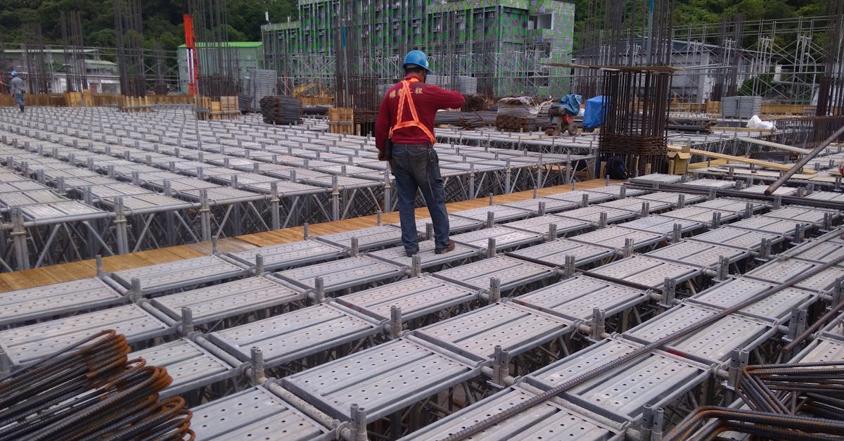 Siguranța este un aspect cheie al rolului managerului de construcții. În 2025, odată cu evoluția standardelor și apariția noilor tehnologii, managementul siguranței va deveni și mai critic. Prevenirea trebuie să fie omniprezentă, de la faza pregătitoare până la livrare.