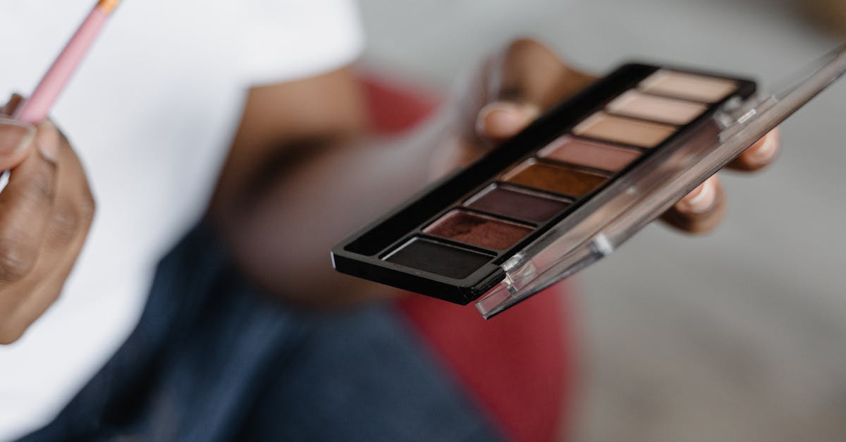 Многие молодые люди сейчас работают в косметических компаниях, будь то производство, исследования и разработки или маркетинг. Некоторые из них начинали с краткосрочных программ обучения, в то время как другие поступили в специализированные инженерные школы или университеты. Что их объединяет? Желание учиться в реальных условиях, что им и позволило реализовать программа «работа-учеба». Вот несколько конкретных примеров: