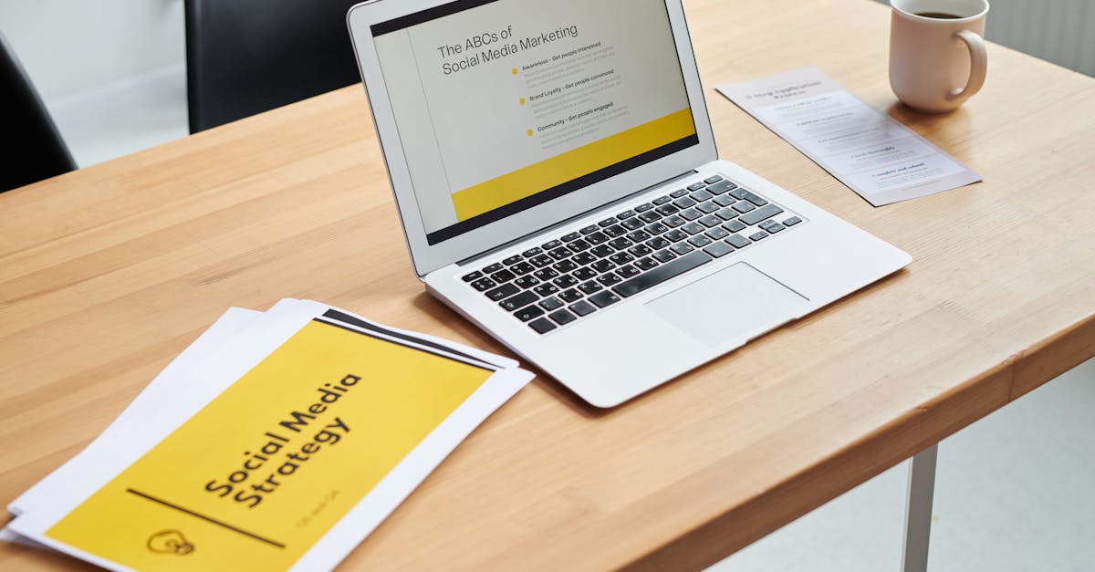 Bất kỳ chiến lược kỹ thuật số tốt nào cũng dựa trên khả năng phân khúc đối tượng của bạn để đáp ứng tốt hơn kỳ vọng của họ. Trong năm 2025, những kỹ thuật nào hiệu quả nhất? Ví dụ, phân khúc theo hành vi liên quan đến việc nhắm mục tiêu khách hàng dựa trên lịch sử mua hàng hoặc duyệt web của họ. Nếu người dùng thường xuyên duyệt các sản phẩm cụ thể, họ sẽ được nhắm mục tiêu với các ưu đãi được cá nhân hóa trên Facebook hoặc Instagram thông qua các chiến dịch ad-hoc.