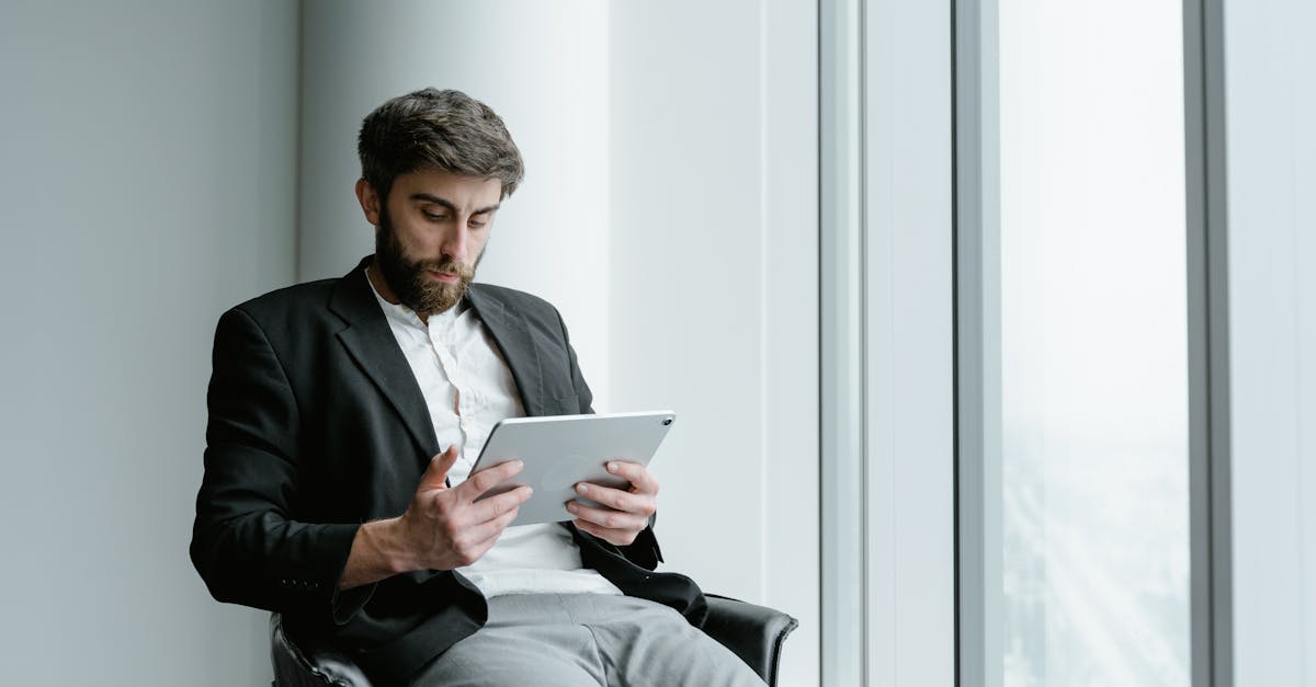 Một chiến lược hiệu quả không được xây dựng chỉ trong một bước; nó đòi hỏi sự theo dõi thường xuyên và tính linh hoạt để điều chỉnh dựa trên kết quả. Vào năm 2025, việc triển khai các bảng điều khiển tập trung tất cả dữ liệu quan trọng là vô cùng cấp thiết. Với các công cụ như Google Analytics hoặc HubSpot, bạn có thể theo dõi hiệu suất của từng chiến dịch, phân tích hành vi của khách truy cập và nhanh chóng xác định các điểm yếu.