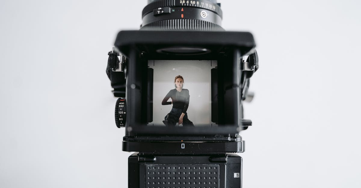 Diese Zusammenarbeit erfordert klare und präzise Kommunikation. Manche Software, wie beispielsweise DaVinci Resolve, ermöglicht die Entwicklung eines Workflows, der beide Disziplinen nahtlos integriert, mit gemeinsamen Timelines und kompatiblen Dateien. Der Schlüssel liegt hier im gemeinsamen Verständnis der technischen und künstlerischen Einschränkungen: Der Editor muss die narrative Kontinuität wahren, während der Colorist die visuelle Konsistenz wahren muss. Manchmal kann sich dieser Schritt auch in eine Qualitätskontrollphase verwandeln. Die Nähe zwischen Editor und Colorist fördert ein gewisses künstlerisches Gespür, aber auch die Fähigkeit, Unstimmigkeiten oder Mängel schnell zu korrigieren. Ein gutes Beispiel für erfolgreiche Zusammenarbeit ist die Zusammenarbeit in einigen großen Filmstudios, wo die Farbmetrik ebenso wie die flüssige Schnittführung ein starkes ästhetisches Merkmal darstellt. Um diesen Herausforderungen gerecht zu werden, kombinieren einige Positionen auch digitales Workflow-Management oder technische Überwachung, sei es für die Postproduktion von Filmen, Serien oder sogar Plattformvideos wie YouTube oder TikTok.