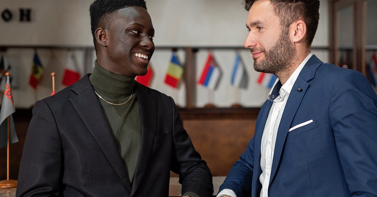 Откройте для себя методы международных переговоров для успешного глобального обмена. Узнайте, как преодолевать культурные различия, строить прочные отношения и достигать соглашений, выгодных всем сторонам. Ключевые культурные различия в переговорах