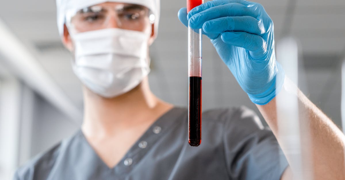 Ознакомьтесь с передовыми практиками и стандартами лабораторной безопасности для обеспечения здоровой и безопасной рабочей среды. Узнайте, как выявлять опасности, использовать средства индивидуальной защиты (СИЗ) и следовать протоколам для предотвращения несчастных случаев.