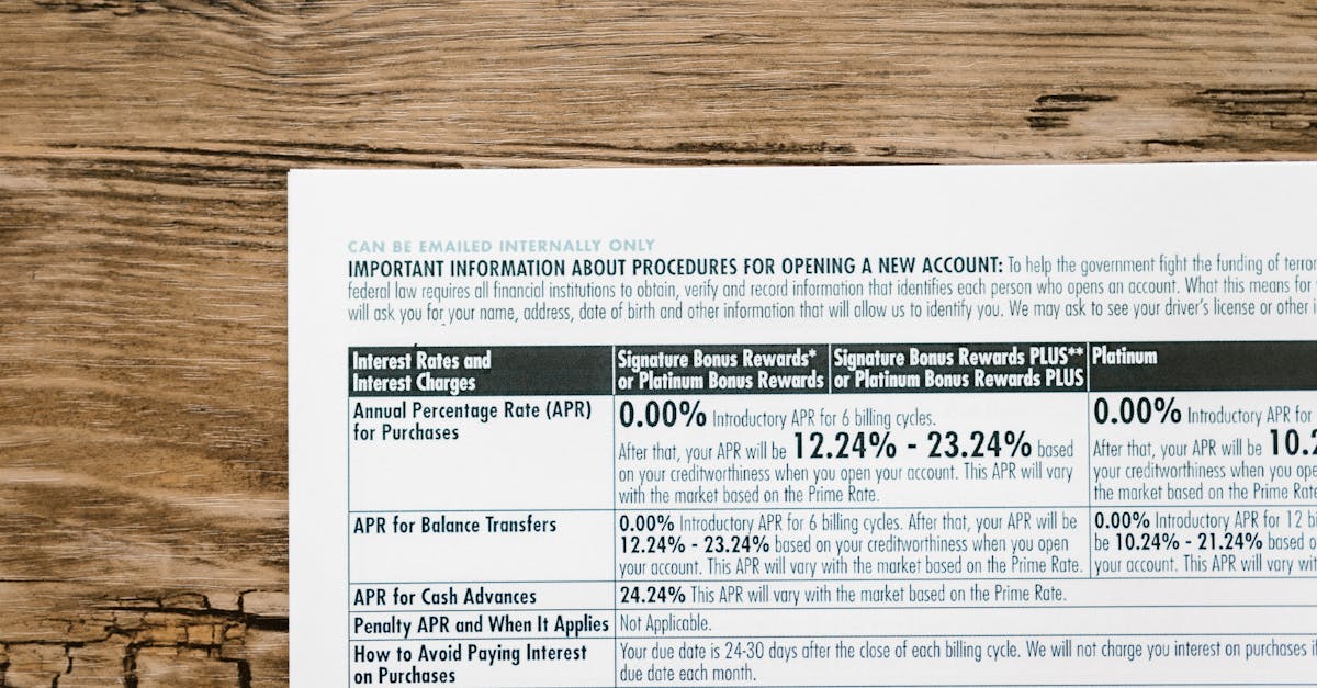 Lebensversicherungen sind ein häufiges Thema, doch nur wenige verstehen ihre Mechanismen vollständig. Wer die Grundlagen kennt, kann jedoch Fallstricke vermeiden, seine Steuersituation optimieren und seine Anlagen an sein Profil anpassen. 2025 haben sich die Regelungen erneut geändert, insbesondere durch den Wegfall bestimmter Steuervorteile für Auszahlungen nach dem 70. Lebensjahr. Dies ermutigt zur vorausschauenden Planung. Entscheidend ist, zu verstehen, was eine Lebensversicherung wirklich ist: ein Sparpaket, das sich dank seiner Multi-Support-Verträge an alle Anlageformen anpassen lässt. Viele Versicherungsnehmer wissen nicht, dass Euro-Garantiefonds in den letzten Jahren geringere Renditen erzielt haben, während fondsgebundene Aktienfonds zwar besser abschneiden, aber auch risikoreicher sind.