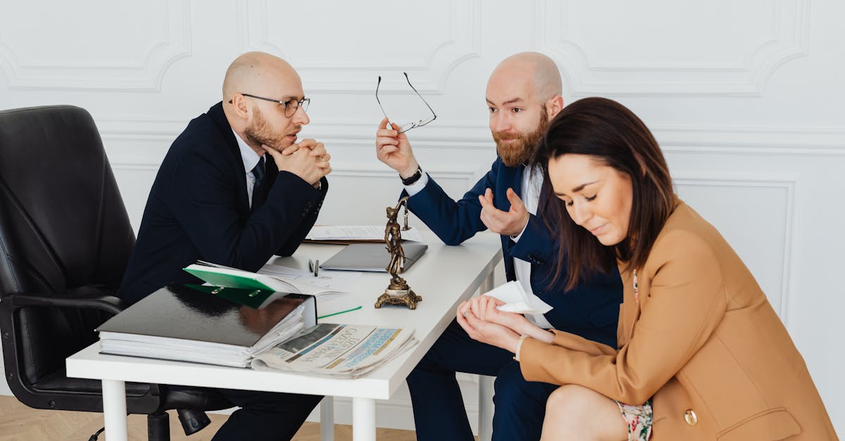 他们免费介入，尤其针对小额案件。他们的作用是引导双方进行对话，并达成具有法律效力的协议。鉴于他们拥有实地调查和咨询的权力，他们的做法通常比调解员更具指导性。在涉及土地、财产或公共服务等纠纷的案件中，他们的介入可能发挥决定性作用。