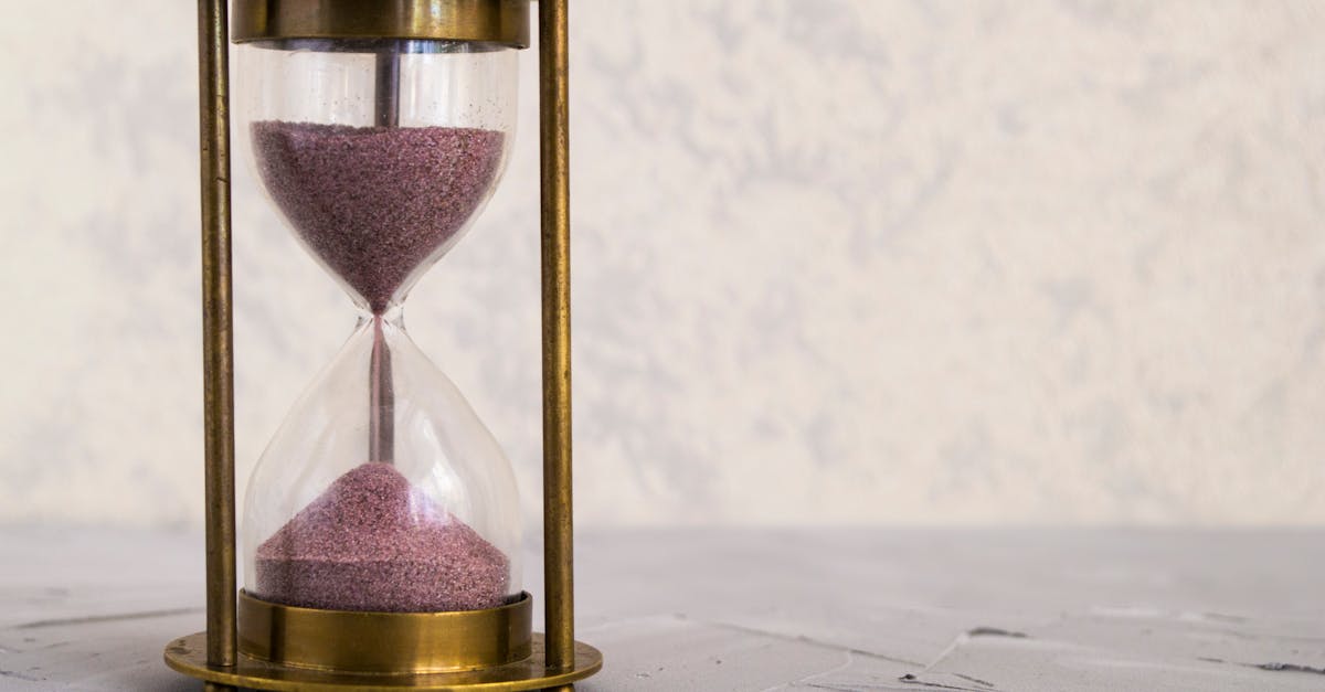 探索我们关于撰写会议记录的完整指南。了解如何记录关键点、决策和行动，以确保团队内部清晰有效的沟通。