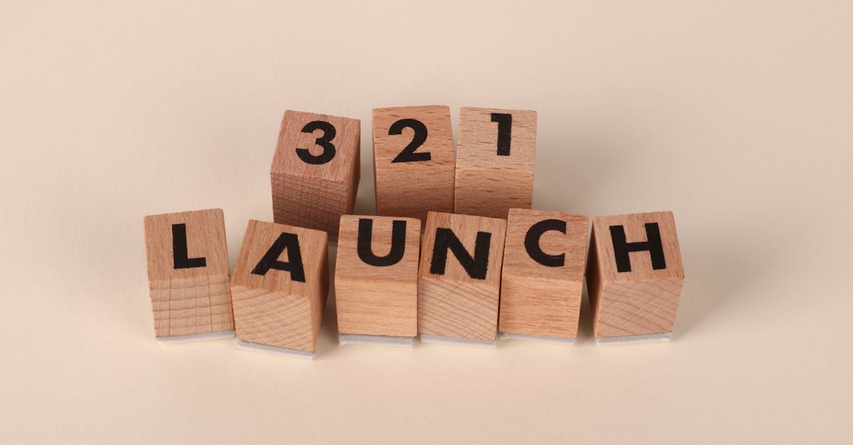 Создание захватывающего начала начинается с понимания его основ. Первый шаг — чётко сформулировать сообщение, которое вы хотите донести всего за несколько секунд. Затем вам необходимо умело сочетать несколько ключевых элементов: визуальный стиль, музыку, типографику и временную шкалу. Например, для сериала, транслируемого на France Télévisions, или производства Netflix France крайне важно адаптировать тон в зависимости от жанра — драма, комедия или научная фантастика — и целевой аудитории. Но какие основные элементы должны быть включены в успешное начало?