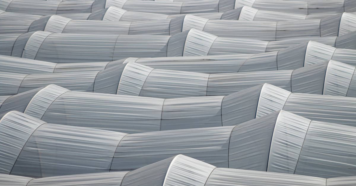 Дроны Agritech, или сельскохозяйственные дроны, – настоящий ценный инструмент в арсенале точного земледелия. Дистанционно управляемые и оснащенные мультиспектральными или тепловизионными камерами, они бороздят поля, предоставляя изображения высокого разрешения. Эти изображения позволяют выявлять проблемные участки, страдающие от засухи или нашествия вредителей, на самых ранних стадиях, иногда при первых признаках, заметных невооруженным глазом. Благодаря таким брендам, как Sentera или Topcon, фермеры могут отслеживать состояние своих посевов на уровне гектара или даже квадратного сантиметра. Всего за несколько минут дрон предоставляет ценную информацию, необходимую для принятия решений. Преимущество: точное и своевременное вмешательство, будь то орошение, опрыскивание или внесение удобрений. Например, дрон может определить участок, где посевы испытывают дефицит азота, и позволить немедленно скорректировать стратегию внесения с помощью воздушных разбрасывателей, таких как Farmstar. Эти технологии в сочетании с программным обеспечением, таким как EOSDA Crop Monitoring, предоставляют информацию о состоянии посевов в режиме реального времени, одновременно сокращая частоту полевых осмотров и эксплуатационные расходы. Автоматизированные системы внесения и опрыскивания: точность и устойчивость в 2025 году