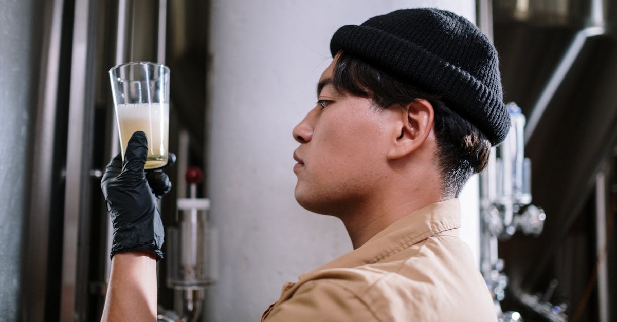 那么，哪些伦理和生态问题会影响质量控制的实践？到2025年，该行业不仅必须遵守安全标准，还必须减少其对环境的影响。必须控制并最大限度地减少生物医学废物管理、能源消耗和化学品的使用。赛诺菲和默克等集团致力于可持续发展，推崇生态负责的工艺流程和可回收材料。伦理也涉及透明度：企业必须清晰地传达其流程和分析结果，以安抚社会并尊重公众的信任。社会责任必须与质量相辅相成：确保药品生产不会造成环境或社会损害是一项公民义务。简而言之，质量不仅限于法规合规性，还包含对该行业可持续发展至关重要的伦理和生态层面。生态挑战 🌱