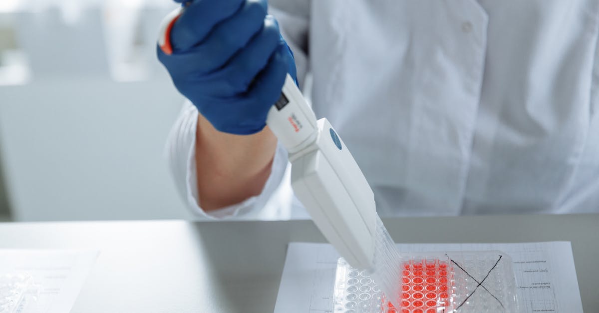 Ключевым этапом является лигирование, то есть присоединение гена к вектору с помощью фермента лигазы. В результате получается рекомбинантная ДНК, готовая к введению в клетку. Следующий этап – трансформация – включает введение этой ДНК в бактерии, дрожжи или даже клетки млекопитающих. В компаниях Pfizer и Roche бактериальная трансформация часто используется для массового производства терапевтических белков. Лабораторное культивирование позволяет быстро размножать эти модифицированные клетки, что позволяет производить интересующую молекулу в больших количествах. Точное разрезание: