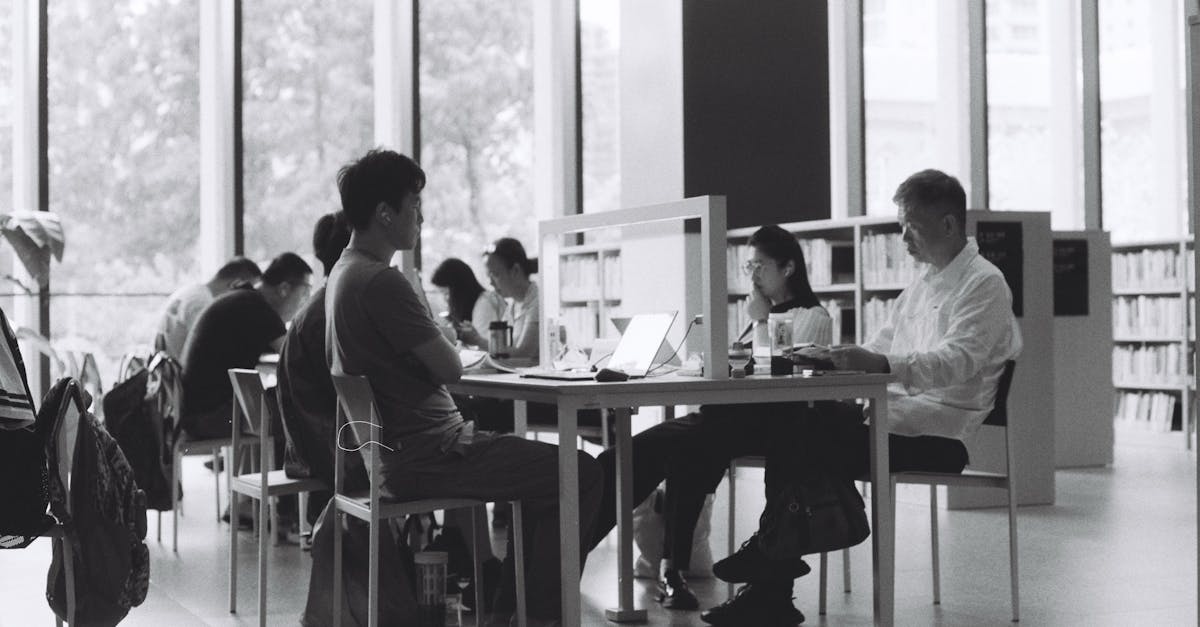 这不仅仅是一份简单的表格。一份好的申请首先要展示您的积极性、技能以及融入研究团队的能力。第一步是完善您的简历。它应该清晰、简洁，并突出您所有与研究相关的经验，例如毕业设计或个人作品。例如，如果您已经在生物学、化学或计算机科学领域进行过实验，那么这些经验就应该显而易见。关键在于个性化。确保每封求职信都针对目标组织量身定制。展现你熟悉他们的项目和环境，并且真心希望做出贡献。此外，还要提及你的具体技能，例如熟练使用 MATLAB 或 Python 等软件，或者你在光谱学或建模等特定技术方面的经验。