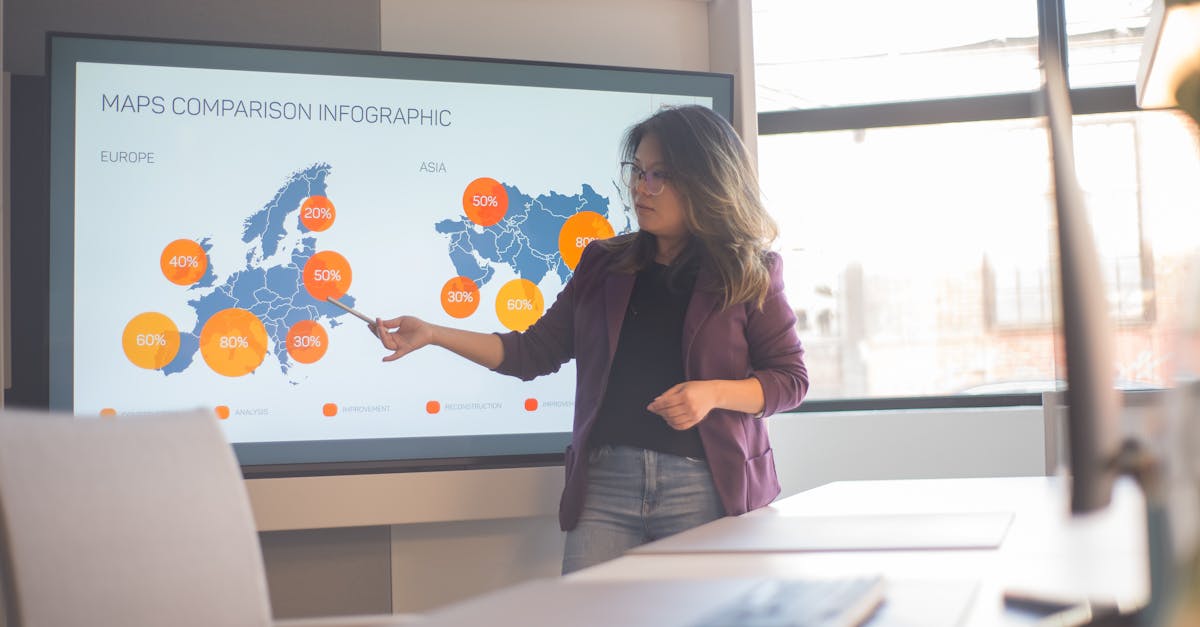 لتفسير أي نتيجة بشكل صحيح، يجب عليك أولاً فهم طبيعة البيانات قيد الدراسة. في عام ٢٠٢٥، سيظل التمييز بين البيانات النوعية والكمية أمرًا أساسيًا. تتيح لك البيانات الفئوية أو النوعية، مثل أنواع العملاء أو المناطق الجغرافية، تحديد الاتجاهات داخل مجموعات محددة. على سبيل المثال، يساعدك تحليل رضا العملاء حسب شريحة السوق باستخدام Tableau أو Google Analytics على استهداف جهود المبيعات بفعالية. من ناحية أخرى، توفر البيانات الرقمية أو الكمية، مثل الإيرادات أو درجة الحرارة المسجلة، قياسات دقيقة. غالبًا ما يتضمن استخدامها حساب المتوسط الحسابي أو الوسيط أو الانحراف المعياري لفهم التوزيع بشكل أفضل. عند توفر هذين النوعين من البيانات، يكمن السر في اختيار طريقة التحليل المناسبة لتجنب الوقوع في الأخطاء. ومن النقاط المهمة الأخرى التمييز بوضوح بين هذين النوعين لاستخدام الأدوات المناسبة، مثل SPSS للتحليلات المعقدة أو Excel لتبسيط المعالجة. في سياق عام ٢٠٢٥، تتيح هذه المعرفة إجراء دراسات أكثر تفصيلًا وتجنب مخاطر سوء تفسير البيانات. نوع البيانات