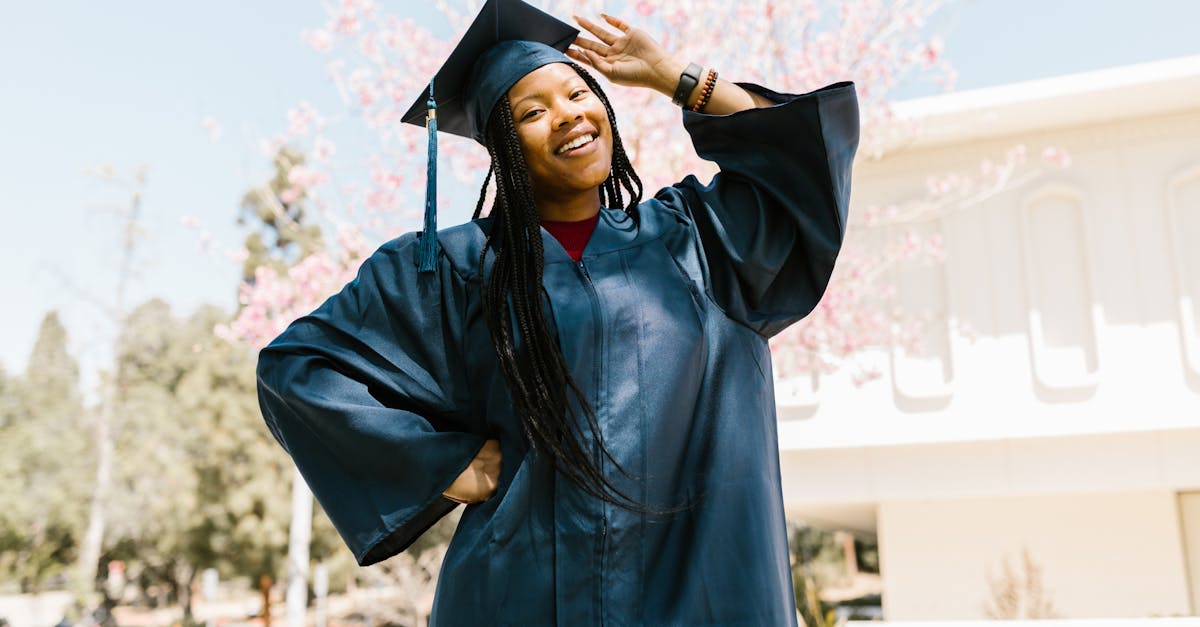 Выделиться из толпы художников и творцов, присутствующих на мероприятии, – задача не из лёгких. Однако несколько простых приёмов могут сыграть решающую роль. Оригинальность привлекает внимание: не бойтесь использовать инновационные или нестандартные концепции. Например, во время фестиваля «Искусство и студенты» некоторые художники создали инсталляции, приглашающие зрителей к непосредственному участию. Далее, обратите внимание на свою презентацию: продуманная постановка, чёткая речь и уверенная поза создают атмосферу уверенности и доверия. Невербальная коммуникация, такая как зрительный контакт или улыбка, также играет важную роль. Кроме того, использование современных медиа, таких как видео или анимация, помогает привлечь более широкую аудиторию. И наконец, не забывайте о важности дружелюбия: тёплый приём и энтузиазм вызывают интерес и удерживают внимание. Секрет в том, чтобы быть собой и демонстрировать свою искренность.