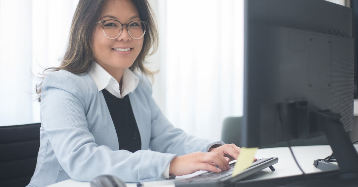 Phần mềm tự động hóa email và quản lý chiến dịch tiếp thị cũng rất được ưa chuộng, đặc biệt là khi nhắm mục tiêu đến nhiều khách hàng tiềm năng cùng lúc. Việc quen thuộc với các nền tảng như LinkedIn cũng cho phép bạn kết nối với khách hàng tiềm năng hoặc đối tác trong một lĩnh vực cụ thể.