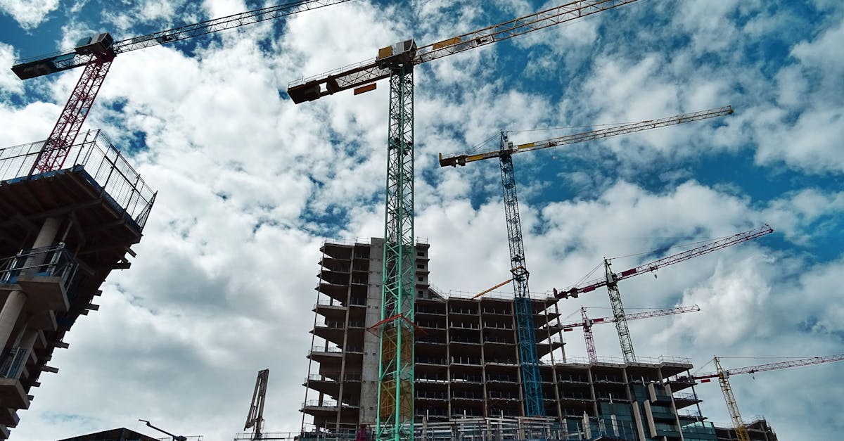 O setor da construção civil oferece uma variedade de programas de treinamento, desde um simples certificado profissionalizante (CAP) até um diploma de engenharia. O certificado profissionalizante (CAP) em construção civil, por exemplo, continua sendo uma etapa essencial para o aprendizado básico. Em seguida, o bacharelado profissionalizante em construção civil ou estudos tecnológicos, como o BTS (Diploma Nacional Superior em Tecnologia da Construção Civil), abre as portas para cargos de responsabilidade. Cada diploma vem com uma especialização: materiais, normas, segurança contra incêndio, gerenciamento de projetos, etc. Todos esses cursos são essenciais para atender às demandas do mercado. A educação continuada também é muito importante para se manter atualizado com as inovações tecnológicas e regulatórias. O setor da construção civil está evoluindo rapidamente, especialmente com o surgimento de materiais ecologicamente corretos, técnicas de construção sustentáveis e padrões de segurança rigorosos. Para saber mais sobre esses aspectos, consulte este guia de normas de incêndio. Qualificação