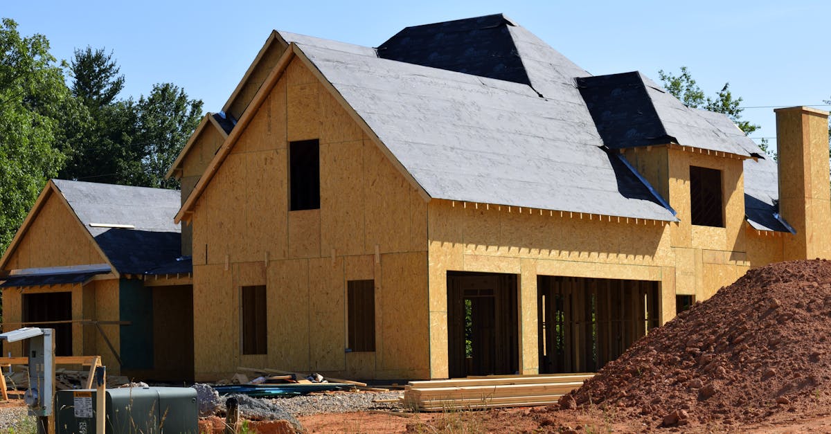 O setor da construção civil está sujeito a inúmeras normas que visam garantir a segurança e a qualidade. As normas de segurança contra incêndio, por exemplo, impõem regras rigorosas, atualizadas regularmente, que devem ser incorporadas desde a fase de projeto. O domínio dessas normas é essencial para quem deseja trabalhar neste setor. Além disso, o cumprimento da norma RT 2012 ou da nova RE 2020 relativa a energia e isolamento está a tornar-se uma prioridade para responder às exigências dos mercados público e privado. O cumprimento das normas é também a melhor forma de evitar penalizações ou atrasos na construção. Trabalhar nesta área exige, portanto, estar constantemente informado, através de formação contínua ou de fichas técnicas, como as disponíveis aqui.