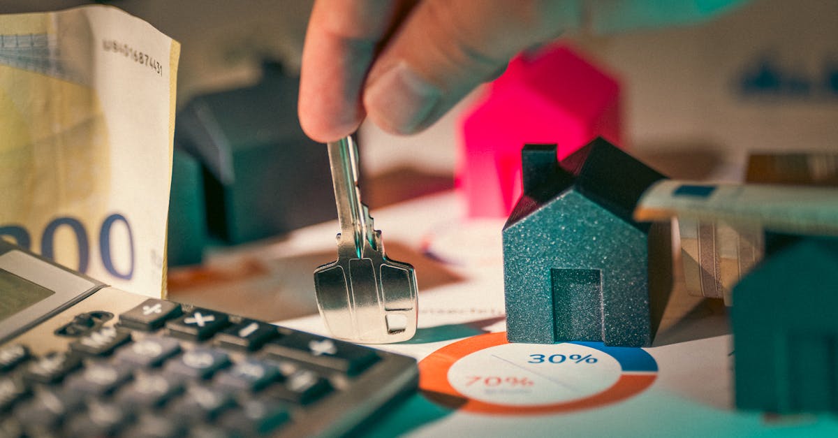 или услуги, связанные с предотвращением рисков. Главное — не думать, что более низкая премия всегда оправдана, если компенсация не покрывает всё или франшиза слишком высока. Всё это занимает некоторое время, но это единственный способ избежать недостраховки или оплаты впустую. Короче говоря, разумная экономия денег означает умение расшифровывать каждый термин, сравнивать и корректировать его в соответствии с вашими реальными потребностями. Но как распознать грамотно составленный прайс-лист? Ответ кроется в том, как каждый элемент объяснен и представлен. Давайте рассмотрим подробнее.